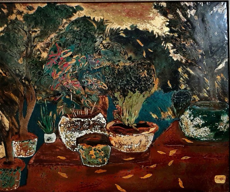 Bên thềm nhà