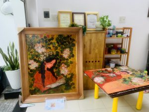 Thiếu nữ trong vườn